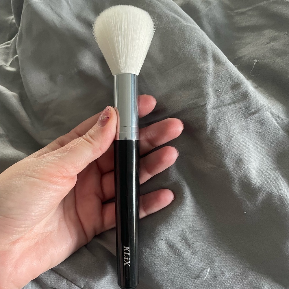 NWOT Klix Makeup Brush